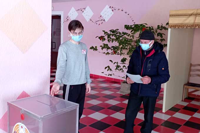 Волонтёры БРСМ помогают жителям агрогородков на участках для голосования. Узнали, как