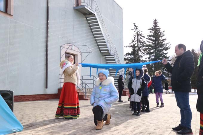В праздничной атмосфере мстиславчане голосуют на Центральном участке №1. Обновлено