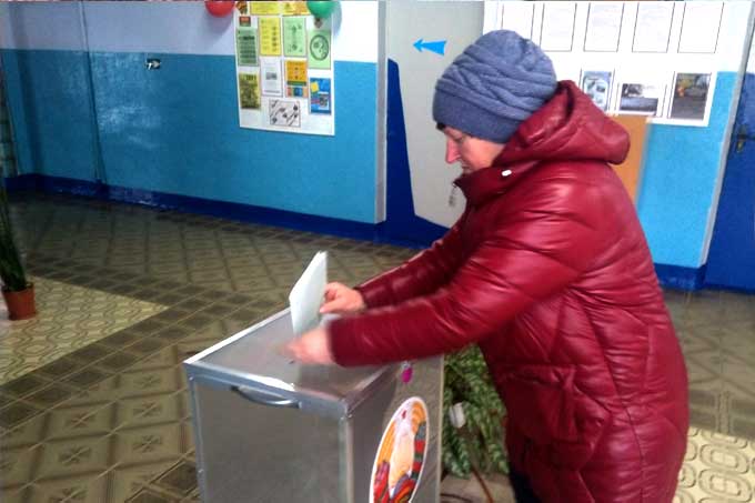 На участке №13 в аг. Мазолово первым голосующим вручили подарки. Обновлено