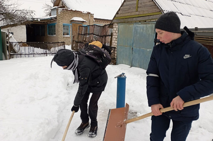 Волонтёры помогают мстиславчанам убирать снег. Фото