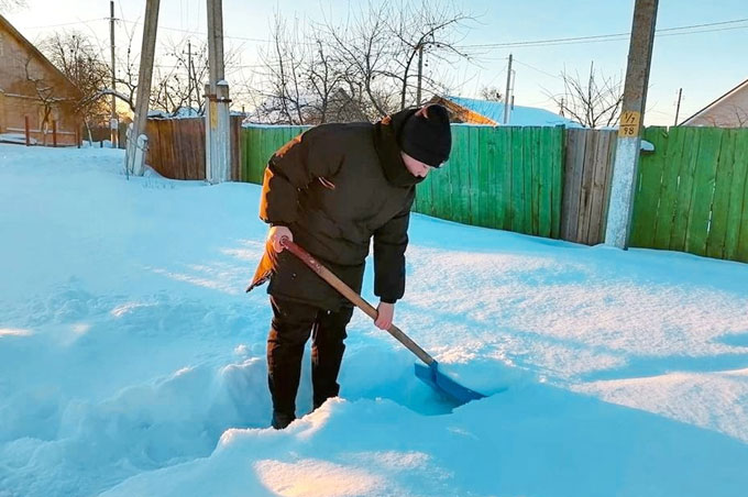 Волонтёры помогают мстиславчанам убирать снег. Фото