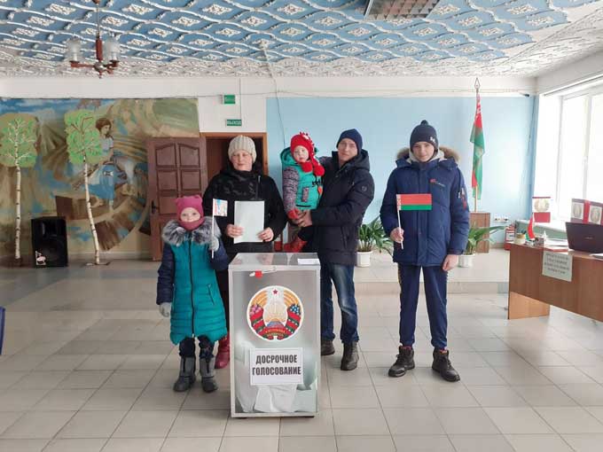В последний день досрочного голосования в Копачёвском сельисполкоме объявили о старте инициативы «На референдум всей семьёй»