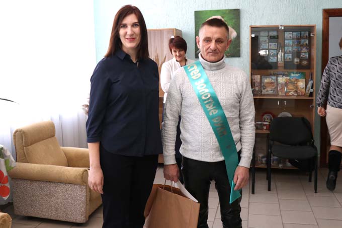 Посмотрите, как поздравили работников бытового обслуживания Мстиславского района с профессиональным праздником