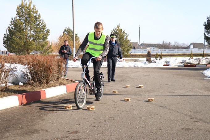 В Мстиславле соревновались юные инспекторы дорожного движения. Фото