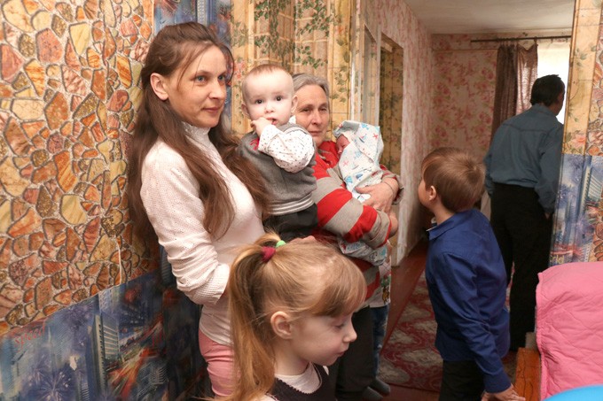 Посмотрите, как в Подсолтово поздравили многодетную семью с рождением шестого ребёнка