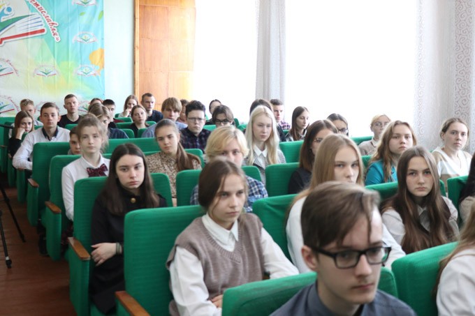 Председатель Могилёвской областной ветеранской организации Анатолий Глаз встретился с гимназистами