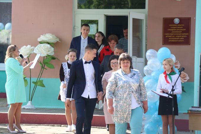 В Мстиславском районе прозвенел последний звонок-2022. Как прощались со школой выпускники из Мазолова