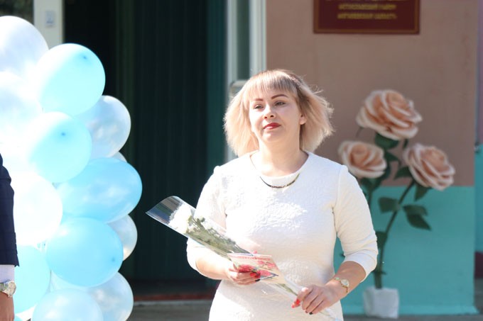 В Мстиславском районе прозвенел последний звонок-2022. Как прощались со школой выпускники из Мазолова