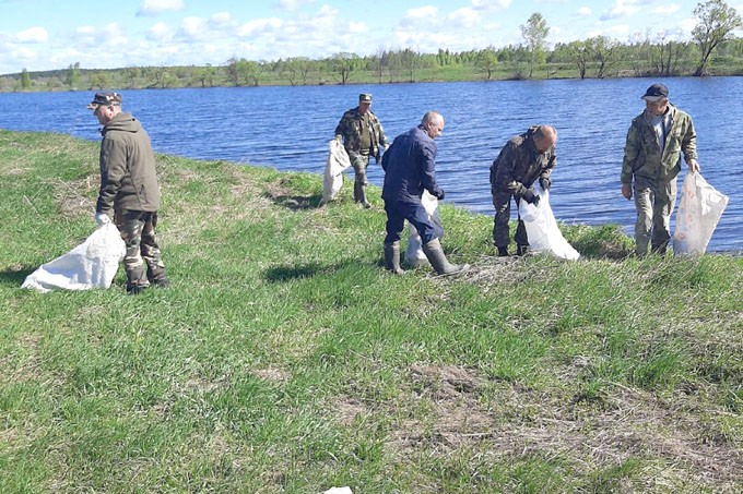 Мстиславские любители природы навели чистоту на озёрах