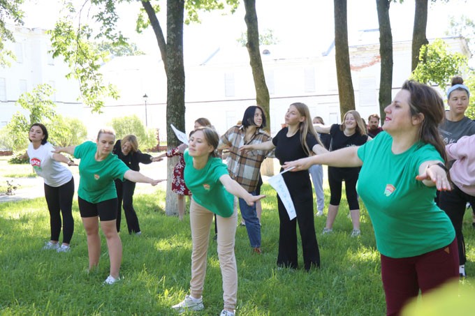 Молодёжь города провела в парке Мира народную зарядку. Фото и видео