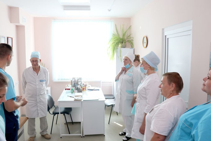 Врач-хирург Мстиславской районной больницы Владимир Хоменок отметил 70-летие