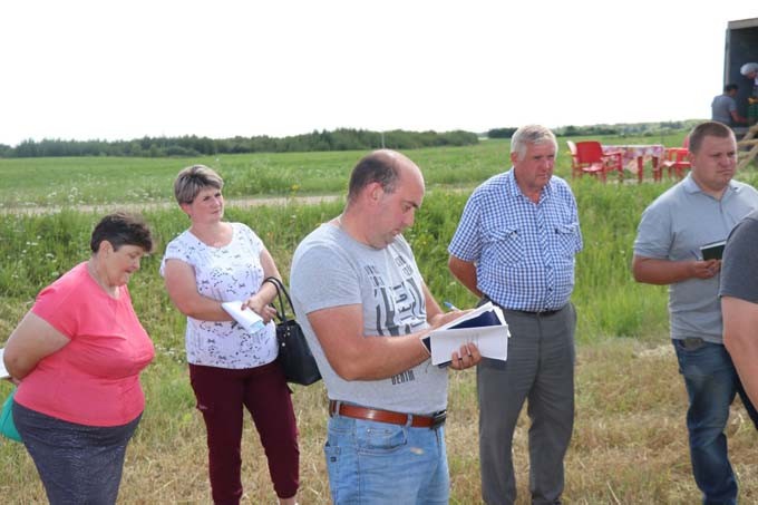 На зерновом поле ОАО «Мазоловское» прошёл семинар-практикум для работников АПК. Узнали, чему учили аграриев