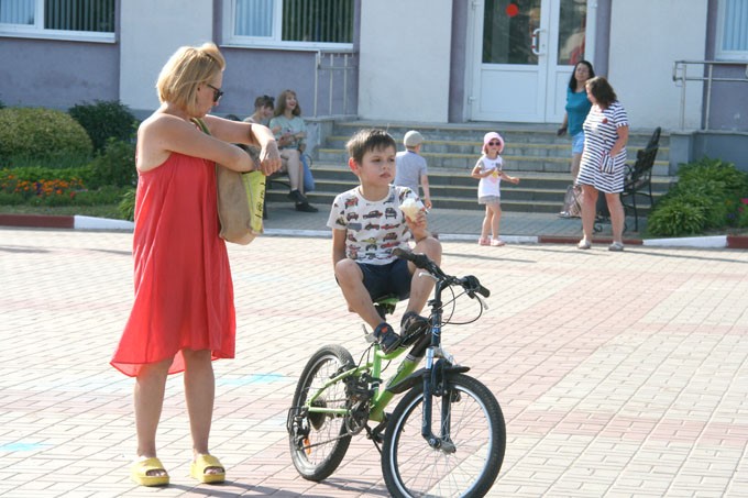 Аниматоры, игры, танцы. Как веселятся на площади Петра Мстиславца дети и их родители