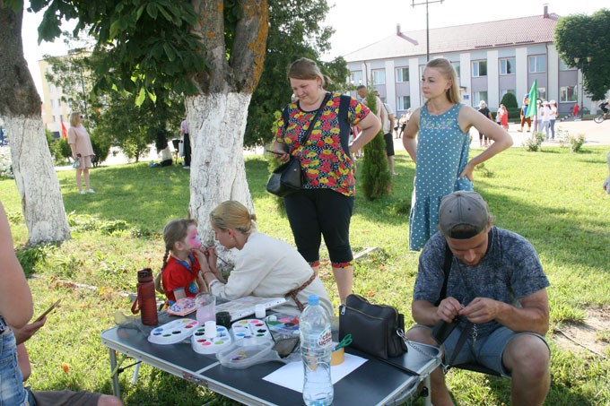 Аниматоры, игры, танцы. Как веселятся на площади Петра Мстиславца дети и их родители