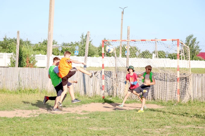 В Мстиславле проходит турнир по мини-футболу "Кубок двора". Узнали, кто претендует на победу