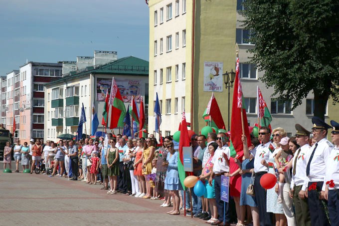 Сотни мстиславчан собрались на площади Петра Мстиславца в День Независимости. Фото
