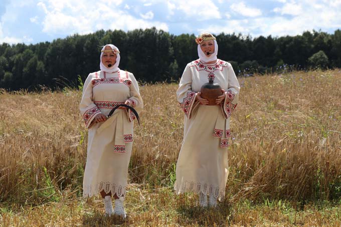 В Мстиславле уборочная кампания стартовала с самобытного обряда «Зажинки». Фото