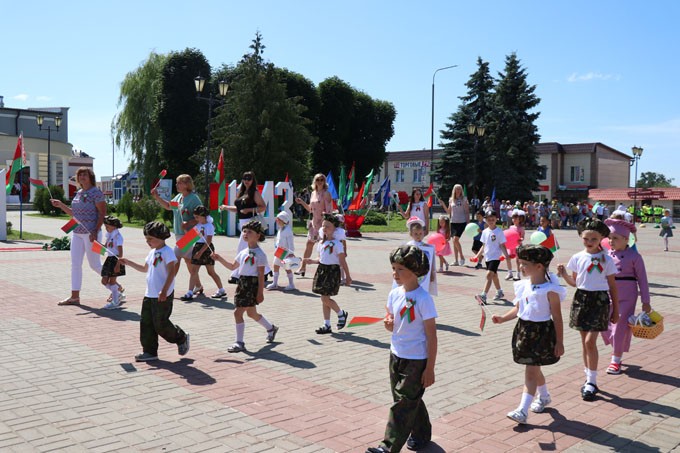 Сотни мстиславчан собрались на площади Петра Мстиславца в День Независимости. Фото