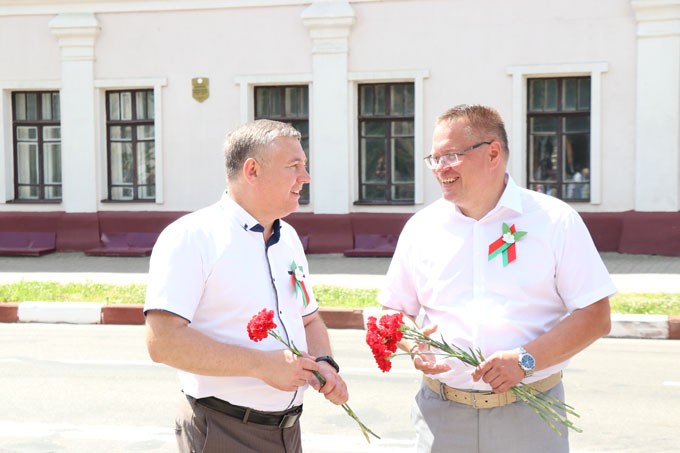 В Мстиславле в День Независимости возложили цветы к памятнику воину-освободителю. Фото
