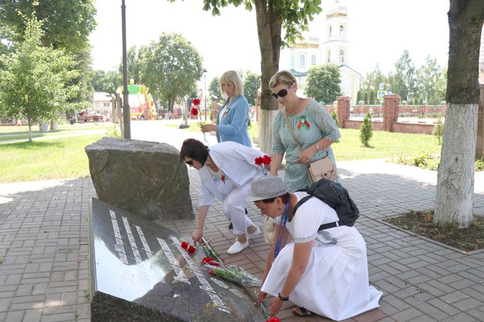 В Мстиславле в День Независимости возложили цветы к памятнику воину-освободителю. Фото