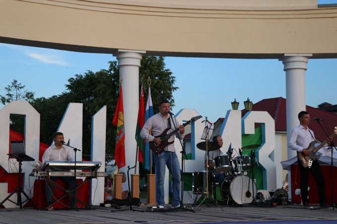 В Мстиславле на Дне Независимости выступила новая вокально-инструментальная группа RedFox Band. Фото и видео
