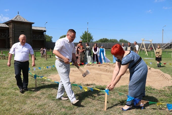 В Мстиславле открыли средневековую тематическую площадку для детей и молодёжи