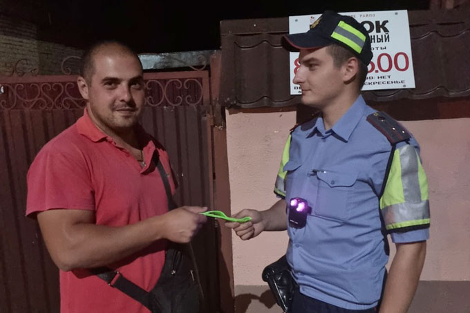 В Мстиславле ночью сотрудники ГАИ вручали фликеры участникам дорожного движения