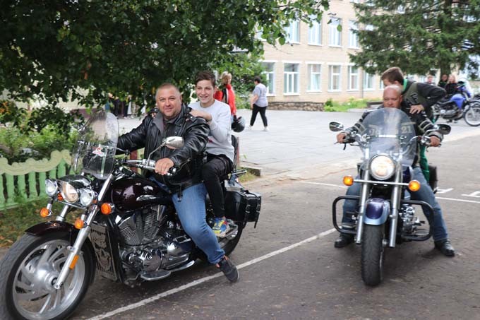 Мотоциклисты и волонтёры посетили школу-интернат Мстиславля