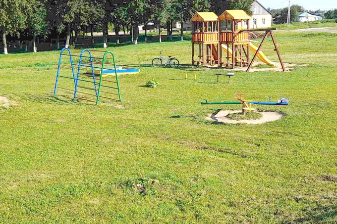 По инициативе депутатов в Мушине навели порядок на детской площадке