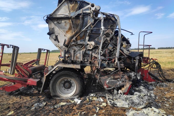 В Мстиславском районе во время уборки соломы сгорел пресс-подборщик