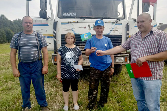 В Мстиславском районе 21 водитель и 11 экипажей комбайнеров достигли тысячных результатов