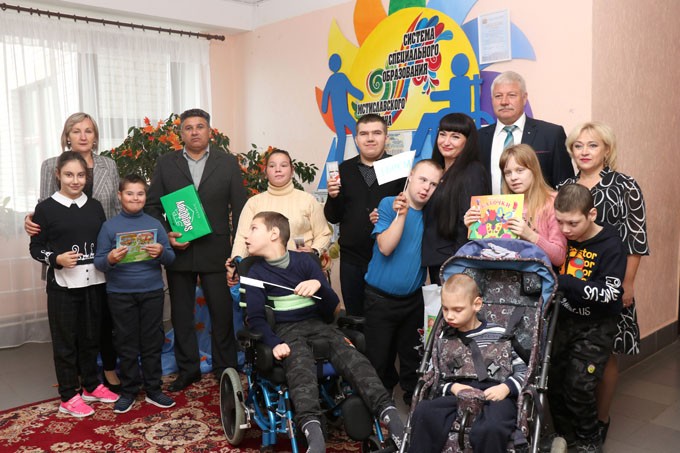 В Мстиславле БРСМ в свой День рождения дарит подарки детям