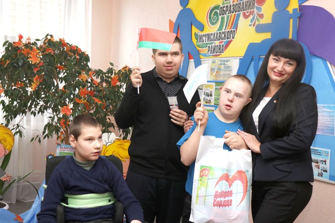В Мстиславле БРСМ в свой День рождения дарит подарки детям
