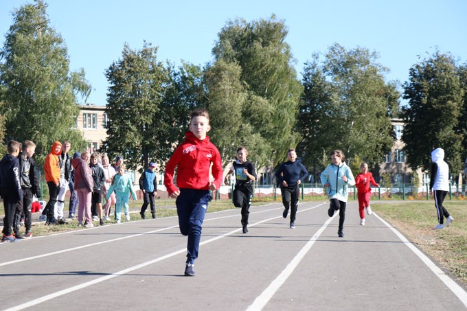 Спортивным праздником для учеников городских школ завершилась Неделя спорта и здоровья. Фоторепортаж