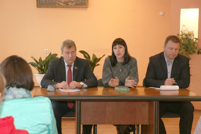 Сенатор Валерий Полищук встретился с трудовыми коллективами Мстиславля. Что обсуждали на встрече
