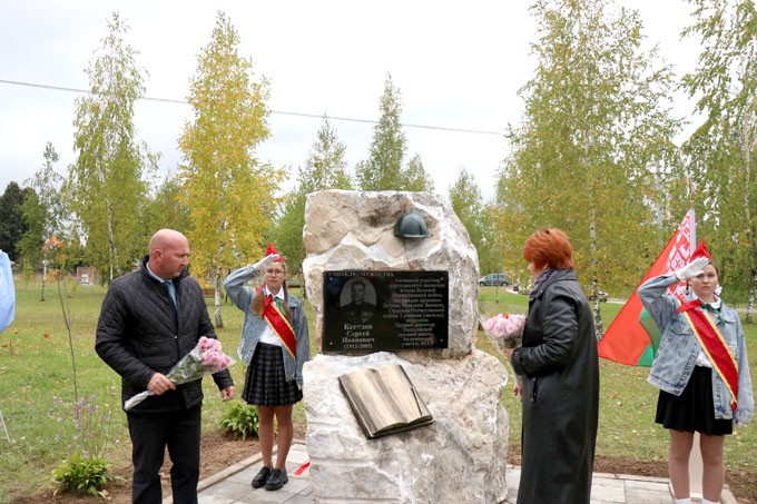 В Ходосах открыли памятный знак Сергею Ксензову