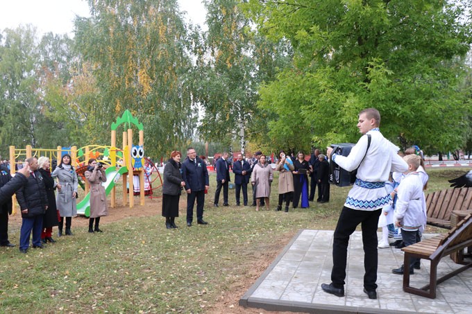 Новая детская площадка и арт-объект появились в Сельце. Фото