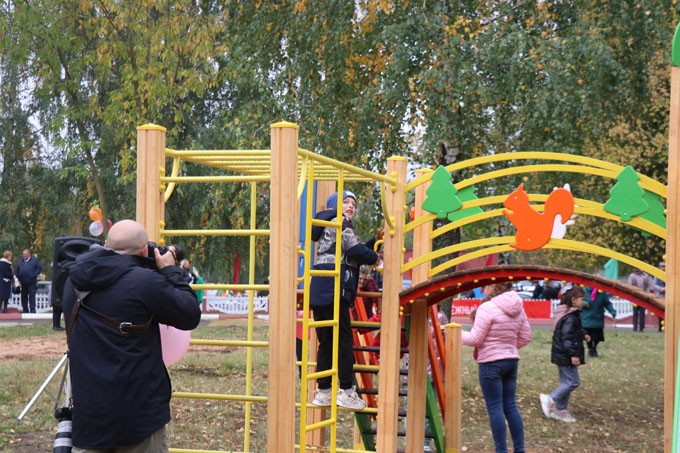 Новая детская площадка и арт-объект появились в Сельце. Фото