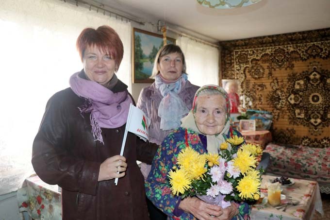 Посмотрите, как в Мстиславском районе «Белая Русь» поздравляет ветеранов труда