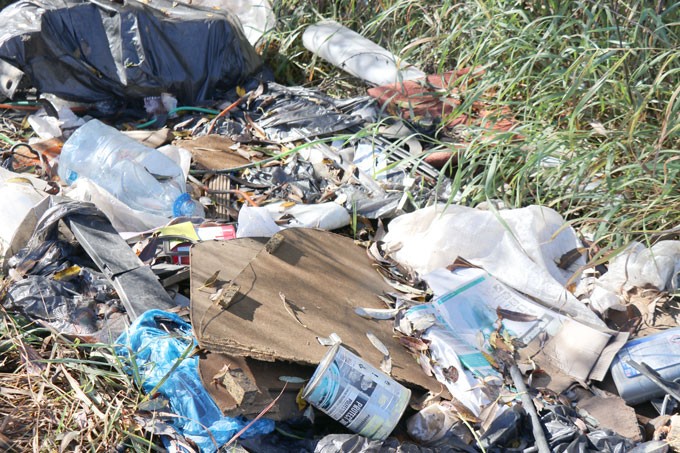 Переулок Полесский в Мстиславле превращается в мусорную свалку