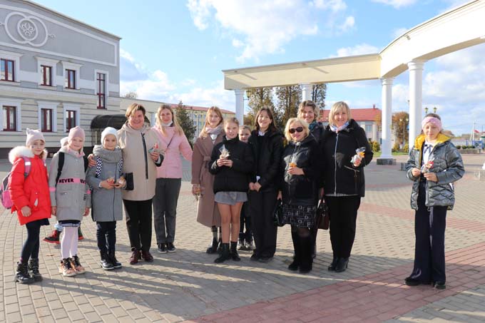 В центре Мстиславля необычно поздравили горожанок с Днём матери. Фото