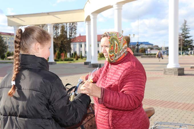 В центре Мстиславля необычно поздравили горожанок с Днём матери. Фото