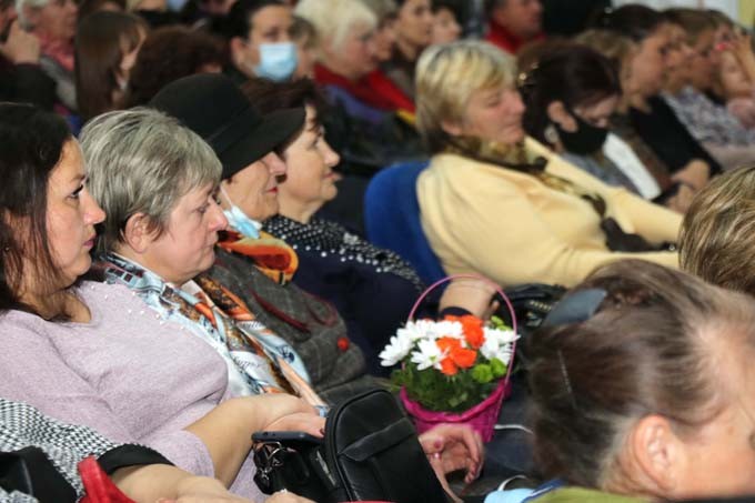 В День матери в Мстиславле прошёл праздничный концерт, женщинам вручили госнаграды. Фото