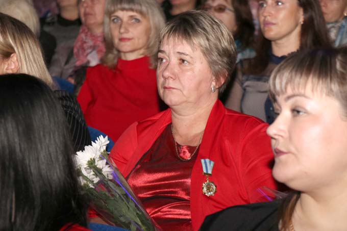 В День матери в Мстиславле прошёл праздничный концерт, женщинам вручили госнаграды. Фото