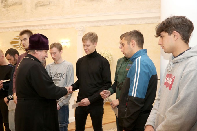 В Мстиславле торжественно вручили повестки молодым людям призывного возраста