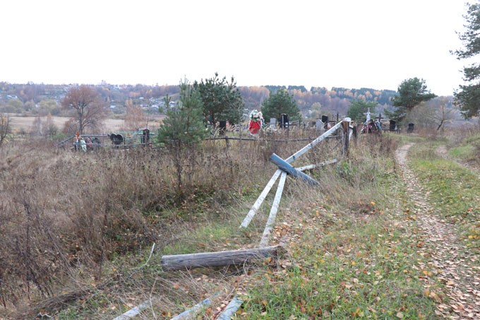 Гражданское кладбище в Мстиславле на улице Смоленской превращается в свалку