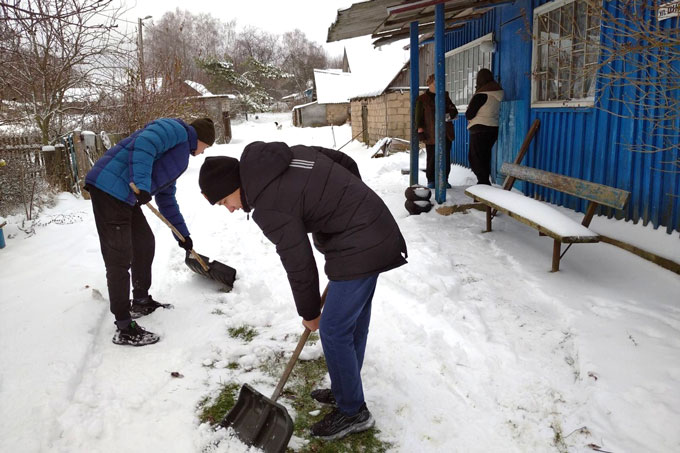 В Мушино волонтёры помогают пожилым людям убирать снег