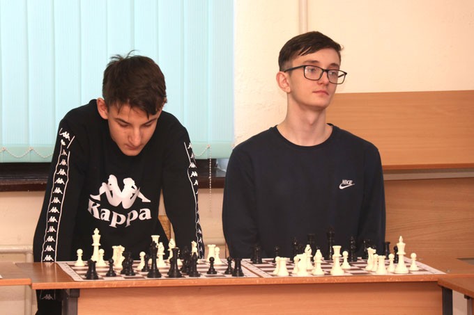 Директор областной школы олимпийского резерва по шахматам Валерий Богданов провёл сеанс одновременной игры в Мстиславле