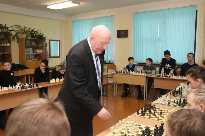 Директор областной школы олимпийского резерва по шахматам Валерий Богданов провёл сеанс одновременной игры в Мстиславле