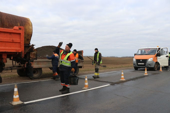 Работники филиала ДЭУ №79 проводят текущий ремонт дорог района. Фото
